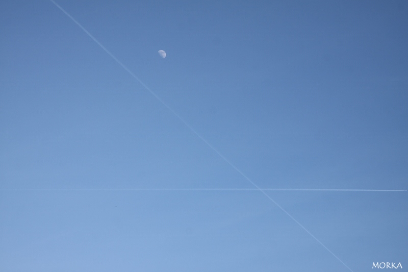 La lune et des trainées d'avions dans le ciel, Ollainville