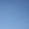 La lune et des trainées d'avions dans le ciel, Ollainville