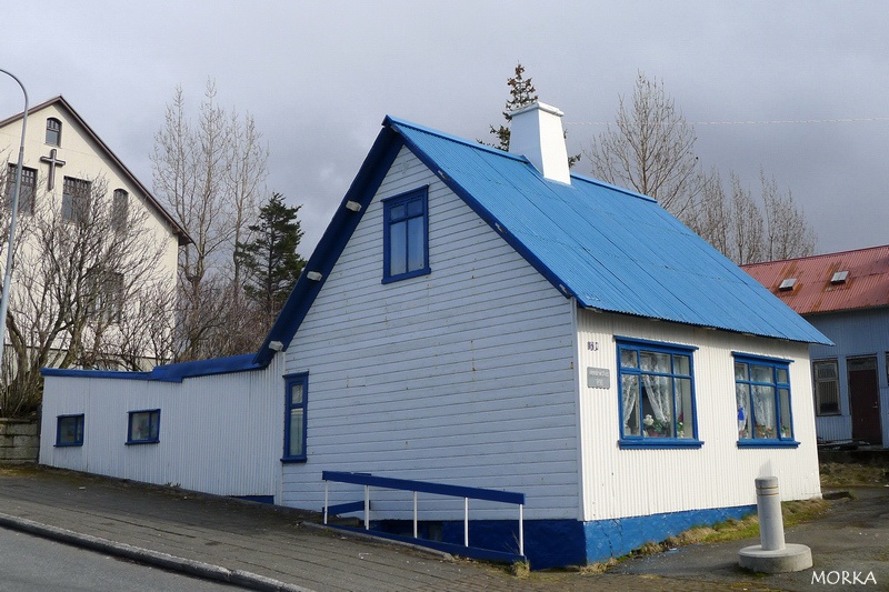 Maison bleue et blanche à Reykjavík